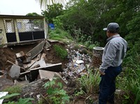 Mobil Nyungsep ke Saluran Limbah, Potret Badai Hantam Meksiko