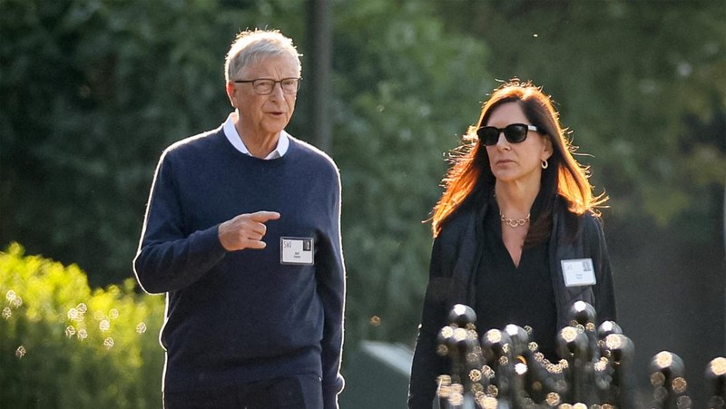 CEO Apple, Tim Cook tiba untuk Konferensi Media dan Teknologi tahunan Allen and Co. Sun Valley di Sun Valley Resort, Idaho, Amerika Serikat, Selasa (9/7/2024). (REUTERS/Brendan McDermid)