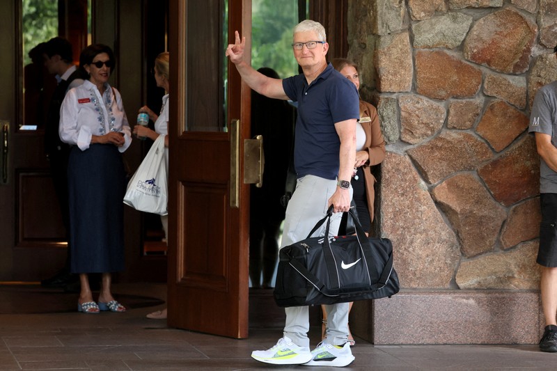 CEO Apple, Tim Cook tiba untuk Konferensi Media dan Teknologi tahunan Allen and Co. Sun Valley di Sun Valley Resort, Idaho, Amerika Serikat, Selasa (9/7/2024). (REUTERS/Brendan McDermid)