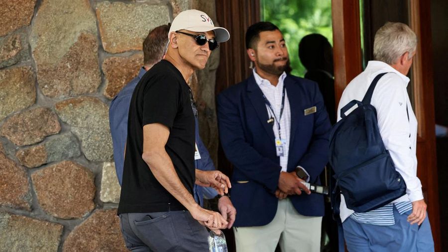 CEO Microsoft, Satya Nadella menghadiri Konferensi Media dan Teknologi tahunan Allen and Co. Sun Valley di Sun Valley Resort, Idaho, Amerika Serikat, Selasa (9/7/2024). (REUTERS/Brendan McDermid)