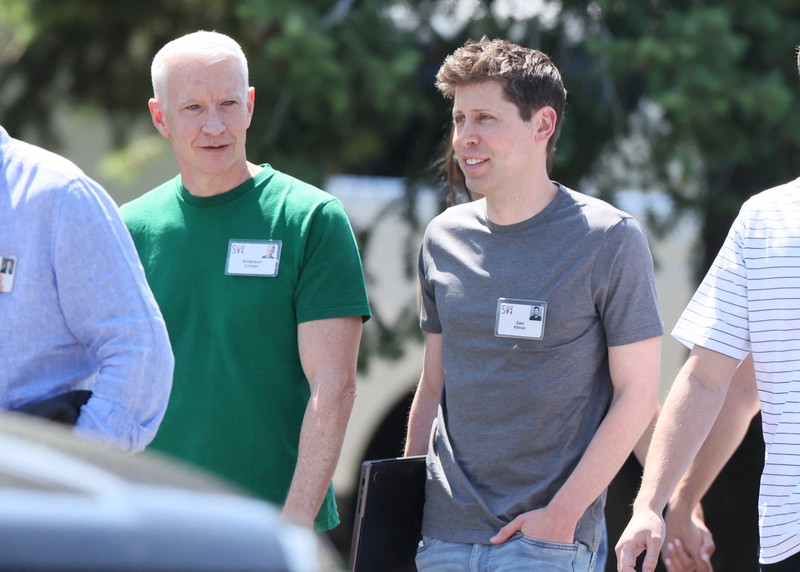 CEO Apple, Tim Cook tiba untuk Konferensi Media dan Teknologi tahunan Allen and Co. Sun Valley di Sun Valley Resort, Idaho, Amerika Serikat, Selasa (9/7/2024). (REUTERS/Brendan McDermid)