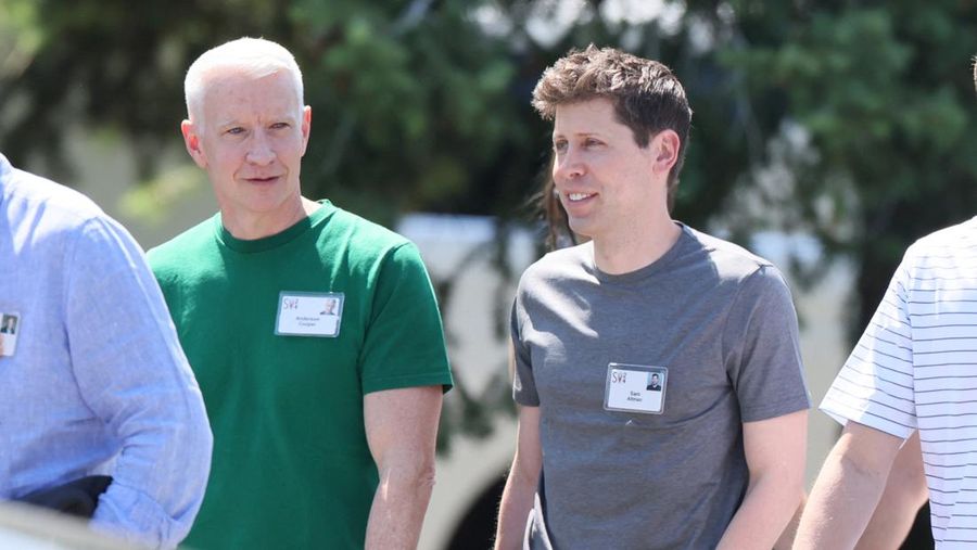 CEO OpenAI, Anderson Cooper dan Sam Altman menghadiri Konferensi Media dan Teknologi tahunan Allen and Co. Sun Valley di Sun Valley Resort, Idaho, Amerika Serikat, Kamis (11/7/2024). (REUTERS/Brendan McDermid)