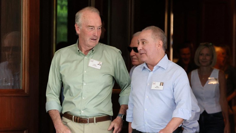 CEO Apple, Tim Cook tiba untuk Konferensi Media dan Teknologi tahunan Allen and Co. Sun Valley di Sun Valley Resort, Idaho, Amerika Serikat, Selasa (9/7/2024). (REUTERS/Brendan McDermid)