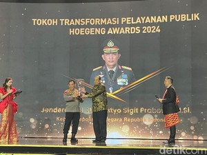 Kapolri Dinobatkan Tokoh Transformasi Pelayanan Publik oleh Transmedia
