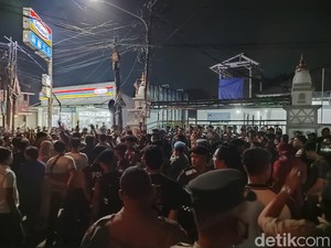 Dua Kelompok Massa Geruduk Kantor KPU Kota Serang