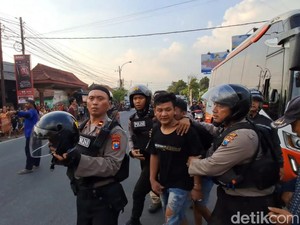 2 Pemuda Mabuk Hadang Bus Harapan Jaya Berujung Dihajar Warga Dipulangkan