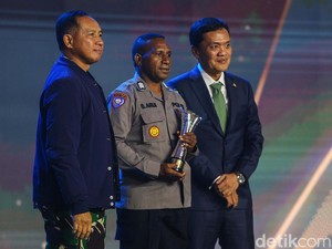 Raih Hoegeng Awards 2024, Bripka Septinus Bawa Harapan Anak Papua ke Kapolri