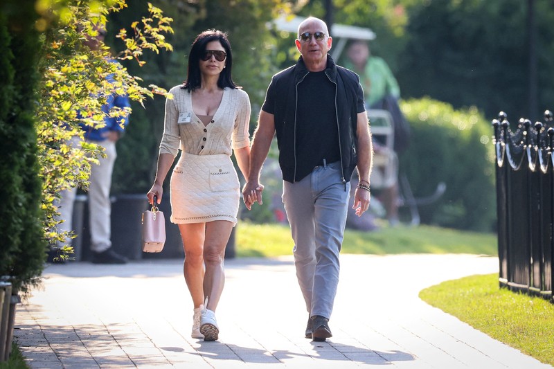 CEO Apple, Tim Cook tiba untuk Konferensi Media dan Teknologi tahunan Allen and Co. Sun Valley di Sun Valley Resort, Idaho, Amerika Serikat, Selasa (9/7/2024). (REUTERS/Brendan McDermid) CEO Apple, Tim Cook tiba untuk Konferensi Media dan Teknologi tahunan Allen and Co. Sun Valley di Sun Valley Resort, Idaho, Amerika Serikat, Selasa (9/7/2024). (REUTERS/Brendan McDermid)