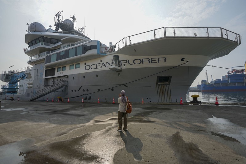 Kapal penelitian OceanX OceanXplorer saat kunjungan pelabuhan di Pelabuhan Tanjung Priok di Jakarta, Indonesia, Selasa (9/7/2024). (AP Photo/Tatan Syuflana)