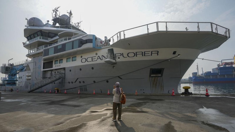 Kapal penelitian OceanX OceanXplorer saat kunjungan pelabuhan di Pelabuhan Tanjung Priok di Jakarta, Indonesia, Selasa (9/7/2024). (AP Photo/Tatan Syuflana)