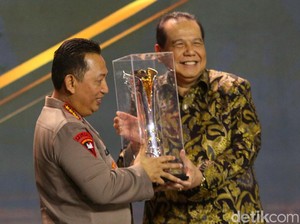 Kapolri Terima Penghargaan Tokoh Transformasi Pelayanan Publik dari Transmedia
