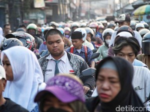 Ada Bahaya di Balik Banyak Warga Kelas Menengah Turun Kasta