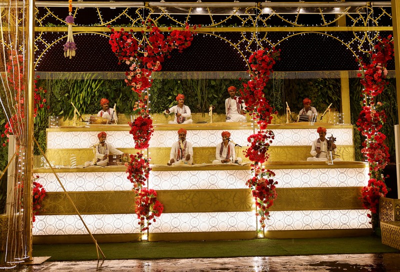 Orang-orang berjalan melewati tempat yang dihiasi lampu menjelang pernikahan putra miliarder Mukesh Ambani, Anant Ambani, dengan Radhika Merchant di Jio World Convention Center di Mumbai, India, Kamis, 11 Juli 2024. Orang-orang berjalan melewati tempat yang dihiasi lampu menjelang pernikahan putra miliarder Mukesh Ambani, Anant Ambani, dengan Radhika Merchant di Jio World Convention Center di Mumbai, India, Kamis, 11 Juli 2024. (AP Photo/Rafiq Maqbool)