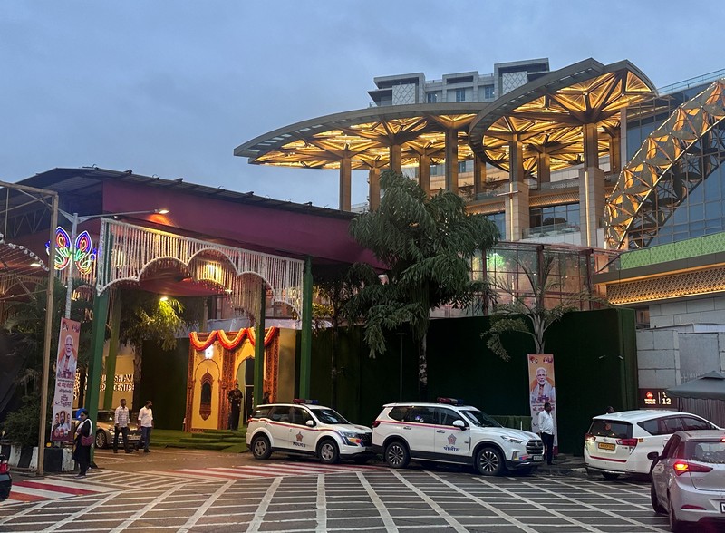 Orang-orang berjalan melewati tempat yang dihiasi lampu menjelang pernikahan putra miliarder Mukesh Ambani, Anant Ambani, dengan Radhika Merchant di Jio World Convention Center di Mumbai, India, Kamis, 11 Juli 2024. Orang-orang berjalan melewati tempat yang dihiasi lampu menjelang pernikahan putra miliarder Mukesh Ambani, Anant Ambani, dengan Radhika Merchant di Jio World Convention Center di Mumbai, India, Kamis, 11 Juli 2024. (AP Photo/Rafiq Maqbool)