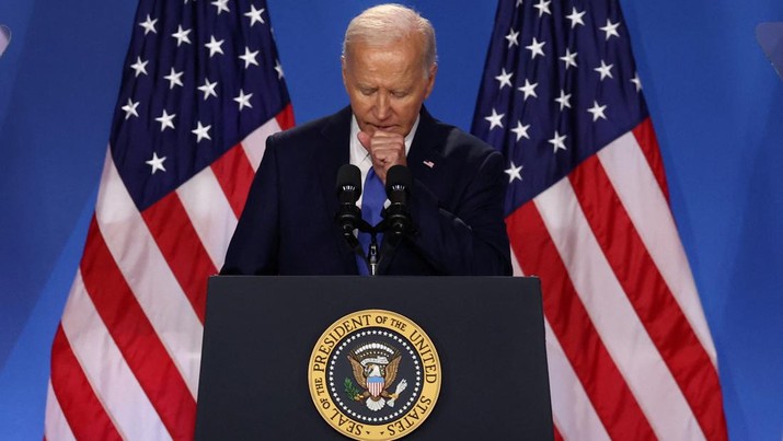 Presiden Amerika Serikat (AS) Joe Biden berbicara pada upacara penutupan peringatan 75 tahun NATO di Washington DC, AS, Kamis (11/7/2024). (REUTERS/Yves Herman)