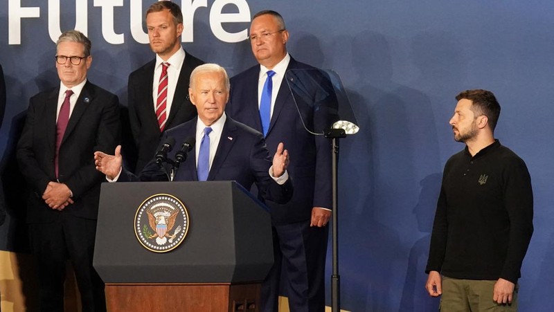 Presiden Amerika Serikat (AS) Joe Biden berbicara pada upacara penutupan peringatan 75 tahun NATO di Washington DC, AS, Kamis (11/7/2024). (Stefan Rousseau/Pool via REUTERS)