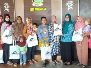 Cegah Stunting, PT BSI Bagikan Susu-Vitamin ke Warga Kandangan Banyuwangi