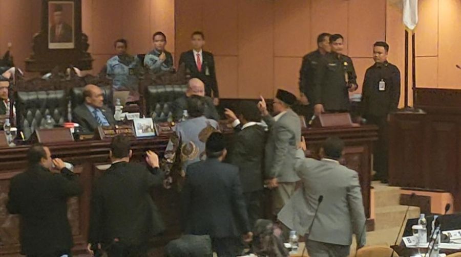 Rapat paripurna DPD RI ke-12 Masa Sidang V Tahun Sidang 2023-2024 berlangsung panas lantaran sejumlah senator bersahutan ingin menyampaikan interupsi, Jumat (12/7/2024). Anggota DPD saling mengingatkan untuk menjaga marwah bahkan meminta para senator untuk bertaubat. (Dok. Detikcom/Dwi Rahmawati)