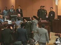 Rapat Paripurna DPD Ricuh! Senator Ramai-Ramai Datangi Meja LaNyalla