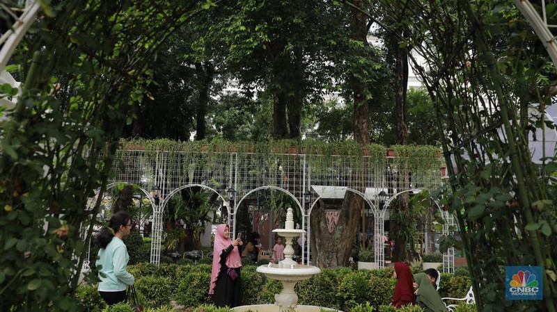 Suasana saat berlangsunya Pameran Flona 2024 di Lapangan Banteng, Jakarta, Jumat (12/7/2024). (CNBC Indonesia/Muhammad Sabki)