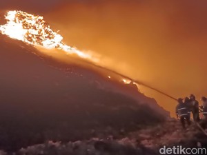 Tumpukan Sampah di TPA Kota Probolinggo Terbakar Hebat