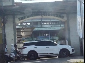 Anaknya Tak Lolos PPDB, Ortu di Cibinong Blokir Sekolah Pakai Fortuner
