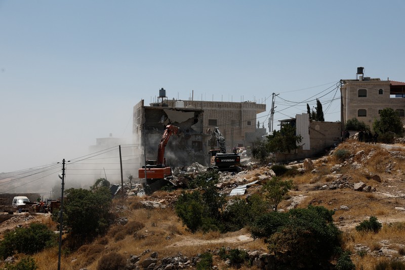 Warga Palesntina menyaksikan penghancuran rumah mereka yang dilakukan oleh militer Israel di Tepi Barat, Kamis (11/7/2024). (REUTERS/Mussa Qawasma) Warga Palesntina menyaksikan penghancuran rumah mereka yang dilakukan oleh militer Israel di Tepi Barat, Kamis (11/7/2024). (REUTERS/Mussa Qawasma)