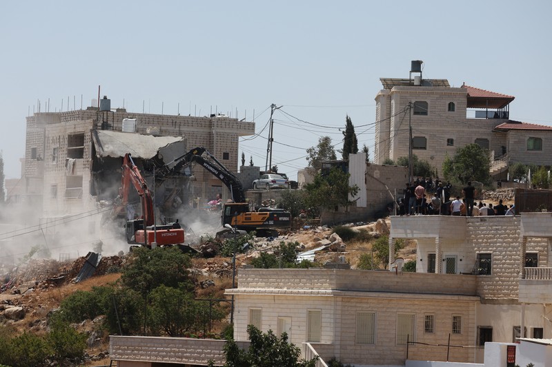 Warga Palesntina menyaksikan penghancuran rumah mereka yang dilakukan oleh militer Israel di Tepi Barat, Kamis (11/7/2024). (REUTERS/Mussa Qawasma) Warga Palesntina menyaksikan penghancuran rumah mereka yang dilakukan oleh militer Israel di Tepi Barat, Kamis (11/7/2024). (REUTERS/Mussa Qawasma)