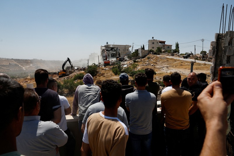 Warga Palesntina menyaksikan penghancuran rumah mereka yang dilakukan oleh militer Israel di Tepi Barat, Kamis (11/7/2024). (REUTERS/Mussa Qawasma) Warga Palesntina menyaksikan penghancuran rumah mereka yang dilakukan oleh militer Israel di Tepi Barat, Kamis (11/7/2024). (REUTERS/Mussa Qawasma)
