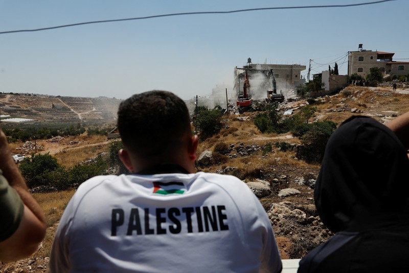 Warga Palesntina menyaksikan penghancuran rumah mereka yang dilakukan oleh militer Israel di Tepi Barat, Kamis (11/7/2024). (REUTERS/Mussa Qawasma) Warga Palesntina menyaksikan penghancuran rumah mereka yang dilakukan oleh militer Israel di Tepi Barat, Kamis (11/7/2024). (REUTERS/Mussa Qawasma)