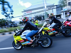 2 Pembalap Pertamina Enduro VR4G Racing Team Parade Bareng Klub Motor Bali