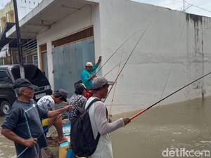 Pengungsi Banjir Gorontalo Isi Waktu dengan Mancing Ikan, Bisa Dapat 50 Ekor
