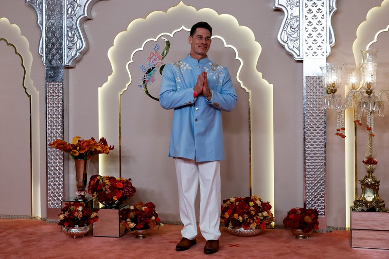John Cena berpose di karpet merah pada hari pernikahan Anant Ambani dan Radhika Merchant di Mumbai, India, 12 Juli 2024. (REUTERS/Francis Mascarenhas)