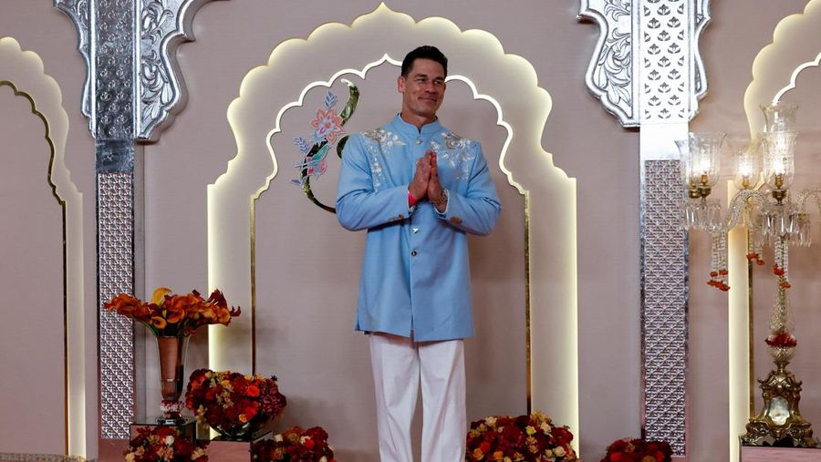 John Cena berpose di karpet merah pada hari pernikahan Anant Ambani dan Radhika Merchant di Mumbai, India, 12 Juli 2024. (REUTERS/Francis Mascarenhas)