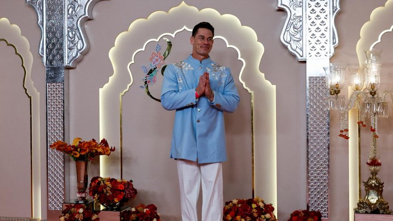 John Cena berpose di karpet merah pada hari pernikahan Anant Ambani dan Radhika Merchant di Mumbai, India, 12 Juli 2024. (REUTERS/Francis Mascarenhas)