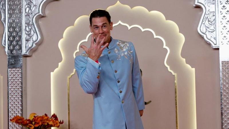 John Cena berpose di karpet merah pada hari pernikahan Anant Ambani dan Radhika Merchant di Mumbai, India, 12 Juli 2024. (REUTERS/Francis Mascarenhas)