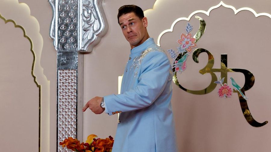 John Cena berpose di karpet merah pada hari pernikahan Anant Ambani dan Radhika Merchant di Mumbai, India, 12 Juli 2024. (REUTERS/Francis Mascarenhas)