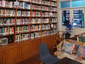 Di 5 Kafe Ini Bisa Santai Makan Enak Sambil Baca Buku