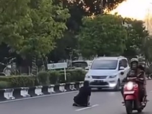 Momen Warga Banjarmasin Diduga Mabuk Kecubung Sempoyongan-Halusinasi di Jalan