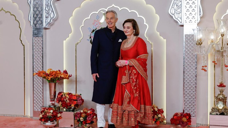 John Cena berpose di karpet merah pada hari pernikahan Anant Ambani dan Radhika Merchant di Mumbai, India, 12 Juli 2024. (REUTERS/Francis Mascarenhas)