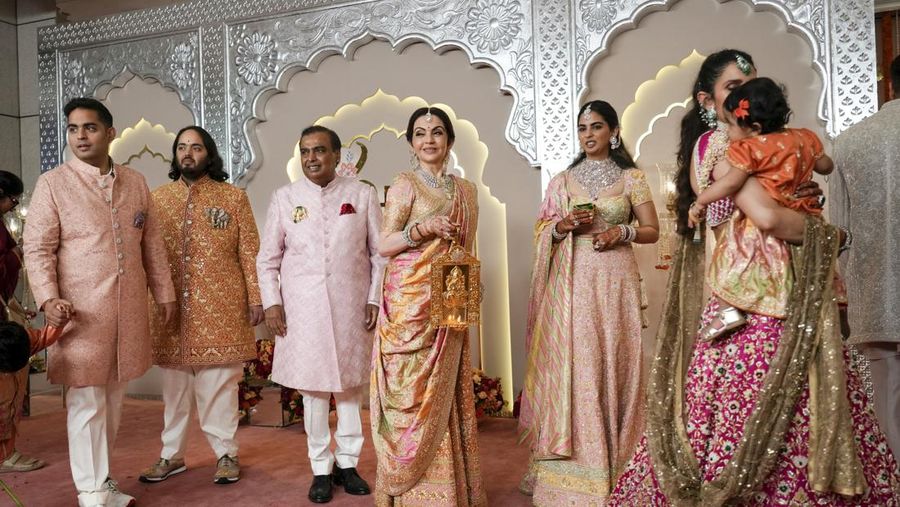 Miliarder Mukesh Ambani, ketiga dari kiri, berdiri bersama anggota keluarganya dari kiri ke kanan, putra Akash, putra Anant, istri Nita, putri Isha dan menantu perempuan Shloka di pernikahan putranya Anant Ambani dan Radhika Merchant di Jio World Convention Center di Mumbai, India, Jumat, 12 Juli 2024. Miliarder Mukesh Ambani, ketiga dari kiri, berdiri bersama anggota keluarganya dari kiri ke kanan, putra Akash, putra Anant, istri Nita, putri Isha dan menantu perempuan Shloka di pernikahan putranya Anant Ambani dan Radhika Merchant di Jio World Convention Center di Mumbai, India, Jumat, 12 Juli 2024. (AP Photo /Rajanish Kakade)