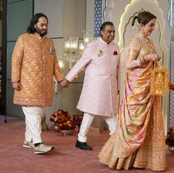 Heboh Anak Crazy Rich India Nikah Pakai Sneakers, Begini Penampakannya