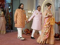 Heboh Anak Crazy Rich India Nikah Pakai Sneakers, Begini Penampakannya