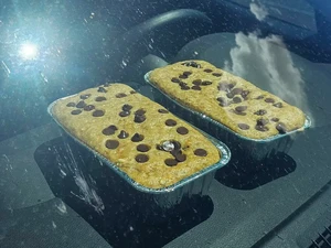 Panggang Banana Bread dalam Mobil Bersuhu 99 C, Ini Hasilnya!