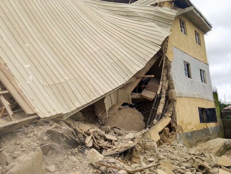 Orang-orang berdiri di dekat reruntuhan gedung sekolah milik Saint Academy yang runtuh di komunitas Busa Buji, negara bagian Plateau, Nigeria 12 Juli 2024. Orang-orang berdiri di dekat reruntuhan gedung sekolah milik Saint Academy yang runtuh di komunitas Busa Buji, negara bagian Plateau, Nigeria 12 Juli 2024. (REUTERS/Joshua Inusa)