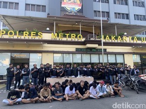 Polisi Amankan 26 Pria dan 5 Wanita dalam Operasi Narkoba di Kampung Bahari