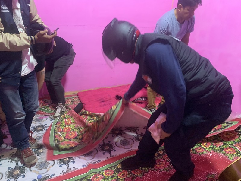 Polisi menggerebek lapak narkoba di Kampung Bahari, Jakarta Utara, Sabtu (13/7/2024) pagi. (Dok. Detikcom/Mulia Budi)