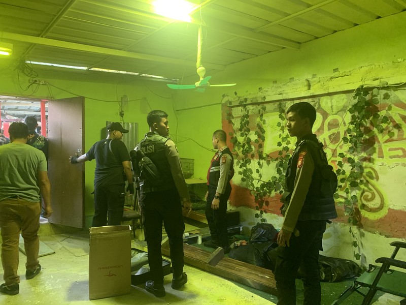 Polisi menggerebek lapak narkoba di Kampung Bahari, Jakarta Utara, Sabtu (13/7/2024) pagi. (Dok. Detikcom/Mulia Budi)