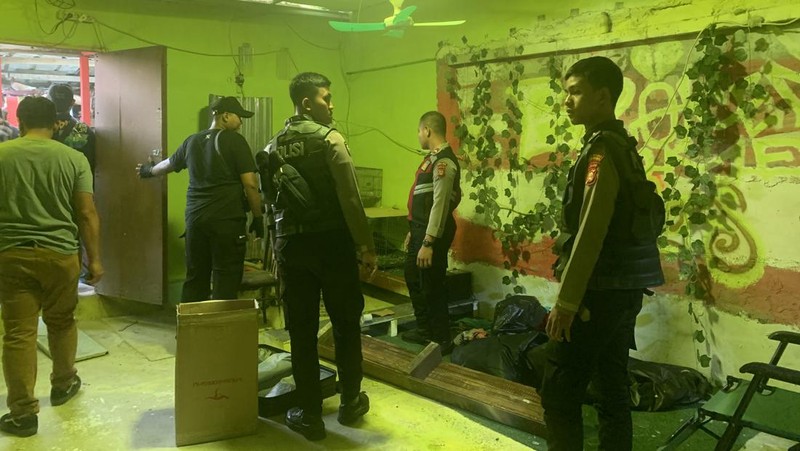 Polisi menggerebek lapak narkoba di Kampung Bahari, Jakarta Utara, Sabtu (13/7/2024) pagi. (Dok. Detikcom/Mulia Budi)