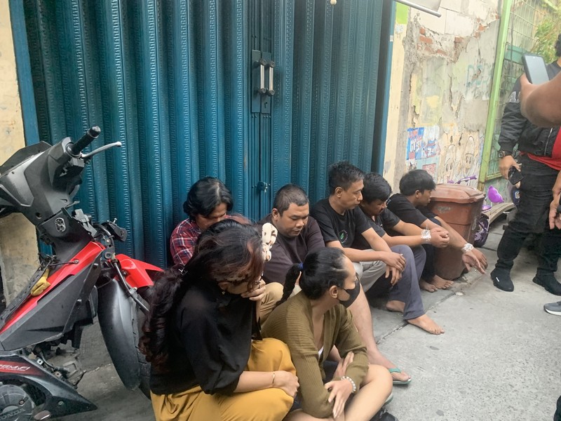 Polisi menggerebek lapak narkoba di Kampung Bahari, Jakarta Utara, Sabtu (13/7/2024) pagi. (Dok. Detikcom/Mulia Budi)